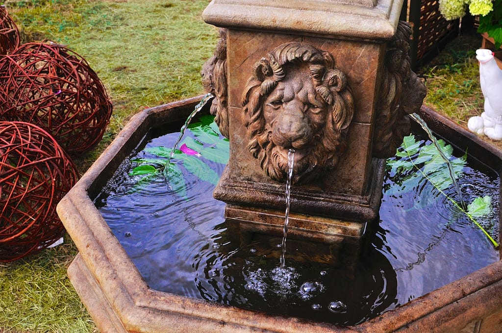 Klassischer Löwenbrunnen Henri Studio