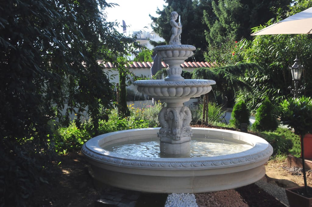 großer Springbrunnen mit Putte