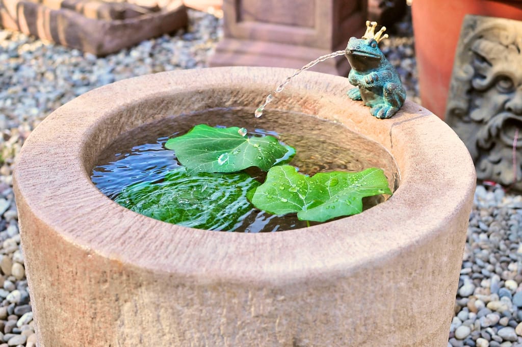 Trogbrunnen Sandstein mit Froschkönig Bronze BR0032