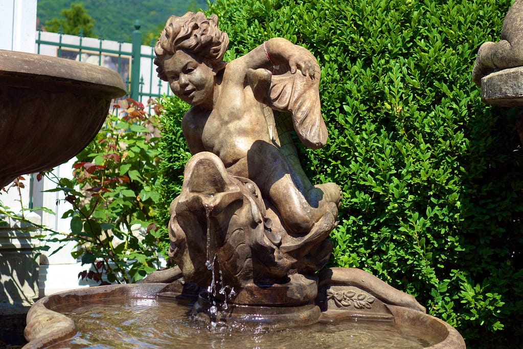 Brunnen mit Delfin Henri Studio Vitalius