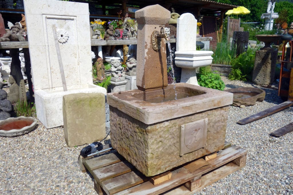 Sandsteinbrunnen mit Steingravur
