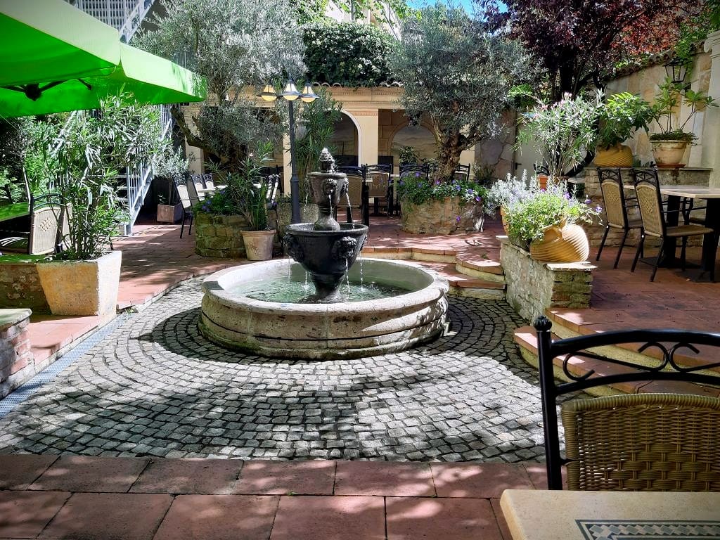 Blick auf den Löwenbrunnen im Zentrum des Innenhofs Hotel Gio