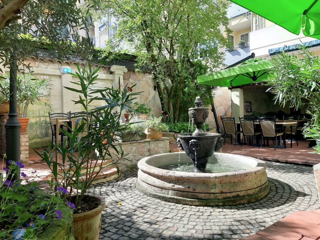 Mediterraner Innenhof mit Löwenkopfbrunnen im Hotel Gio