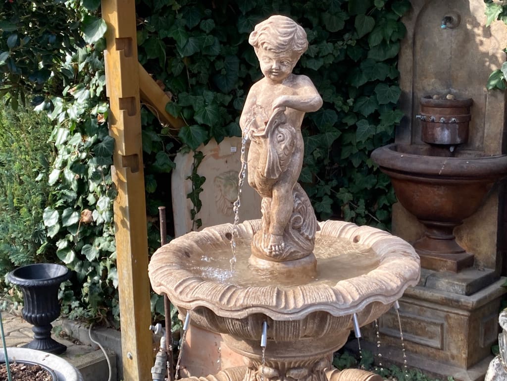 Gartenbrunnen Salzburg mit Putte patiniert braun