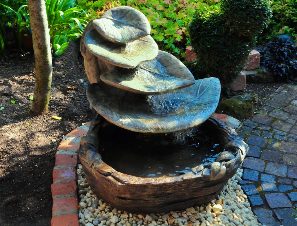Brunnen mit Riesenblättern BR4949