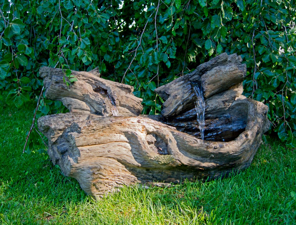 Brunnen aus Baumstamm naturgetreu nachgebildet - Henri Studio