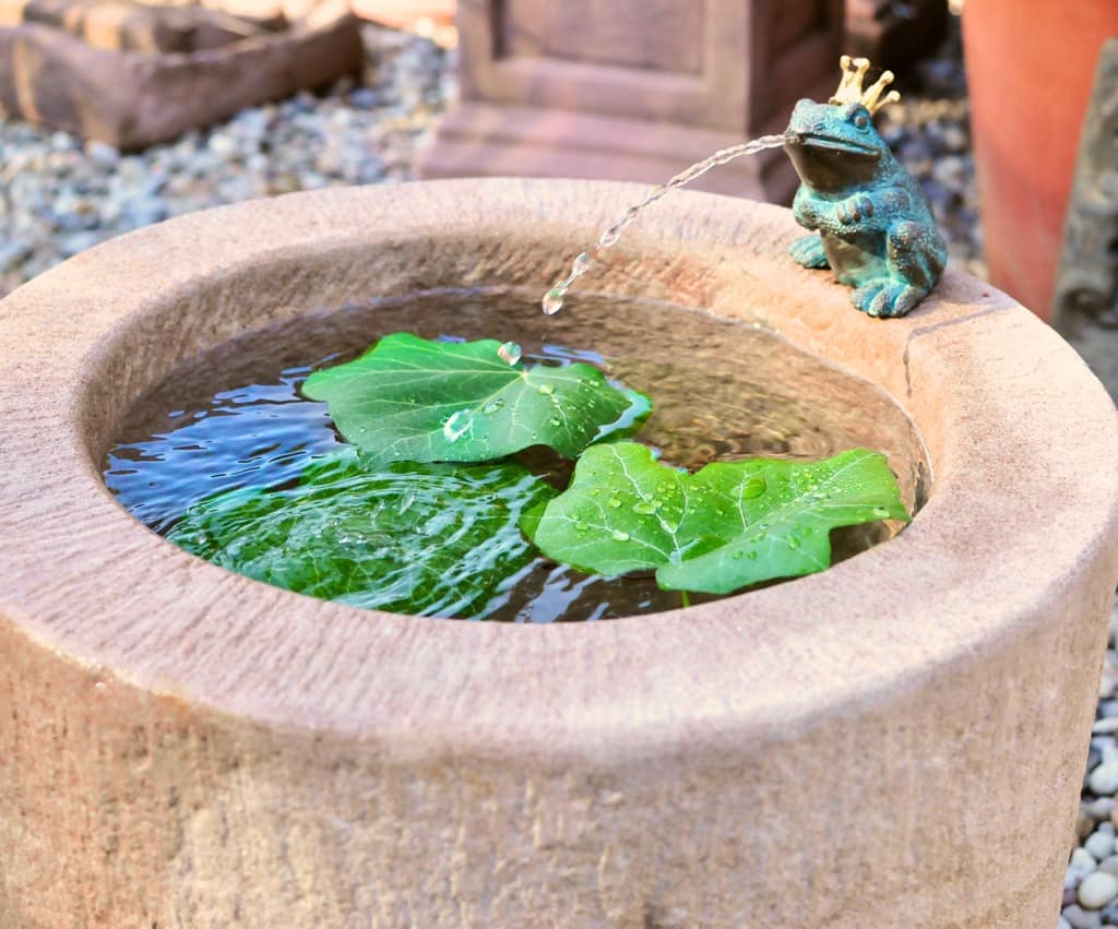 Trogbrunnen Sandstein mit Froschkönig Bronze BR0032