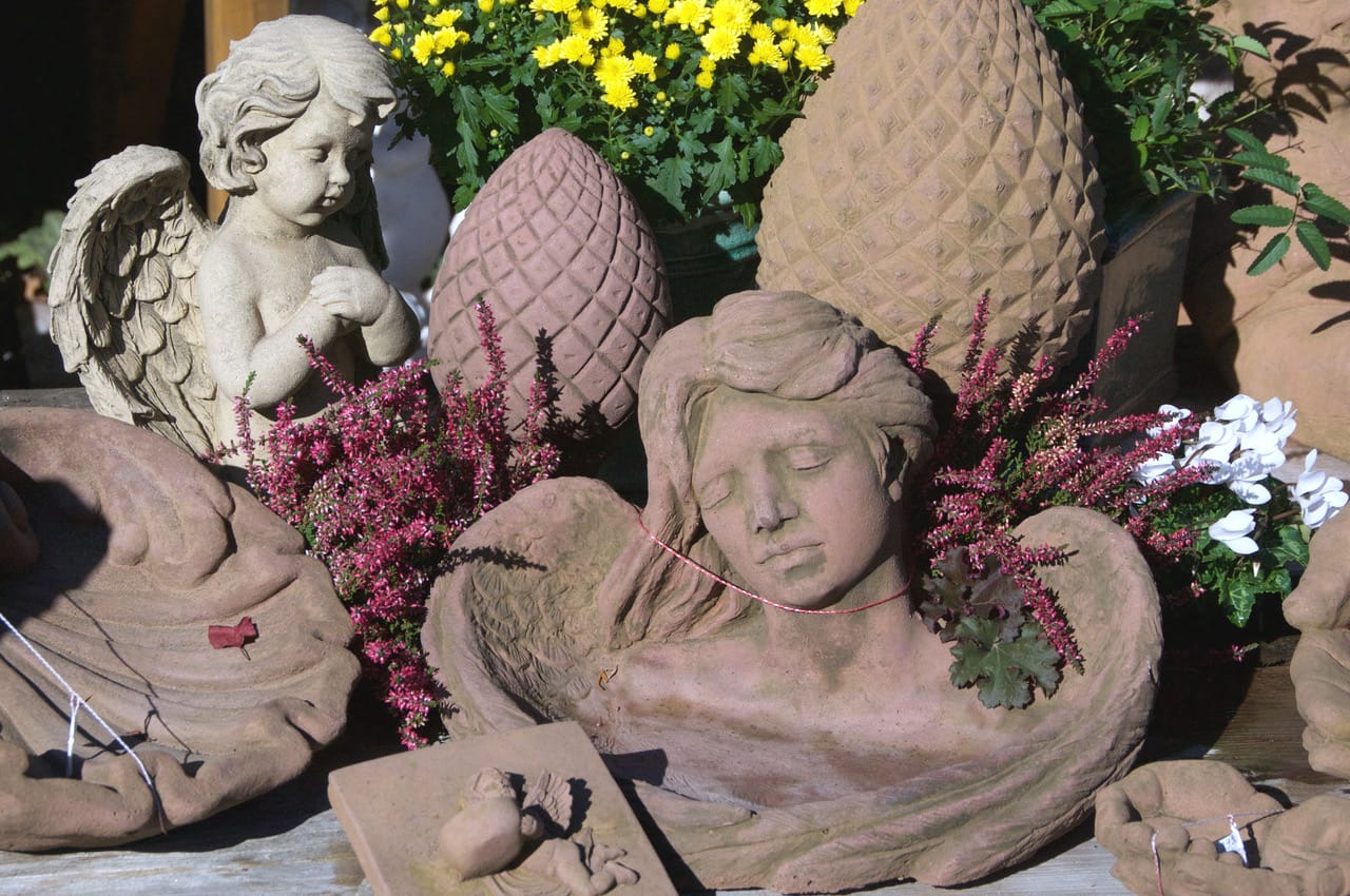 stilvolles Grabdekor aus Steinguss