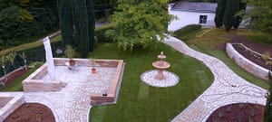 Gartenanlage mit Springbrunnen Evian