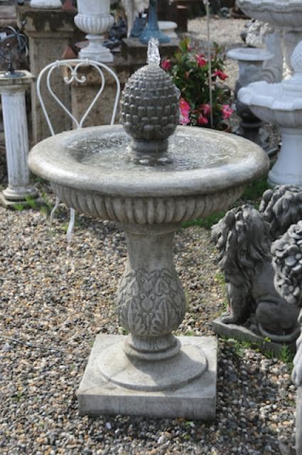 Brunnen mit Pinienzapfen BR0031