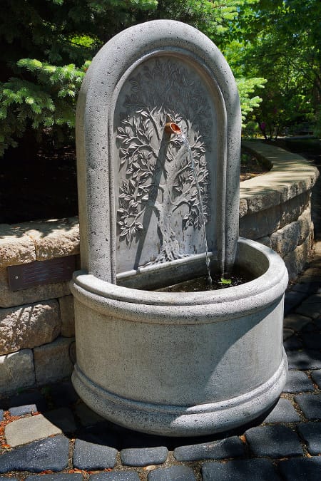 Brunnen Lebensbaum Henri Studio