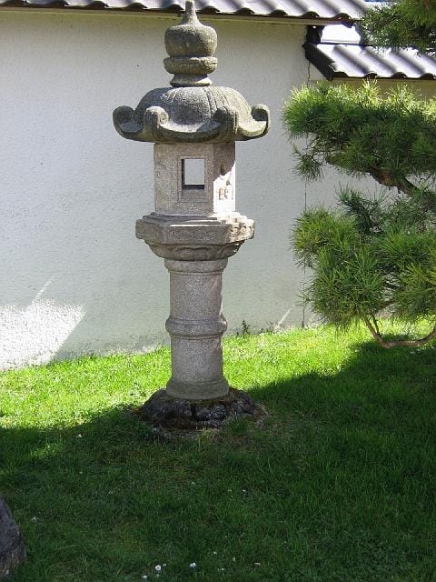 Asienarten Tempellaterne aus Stein