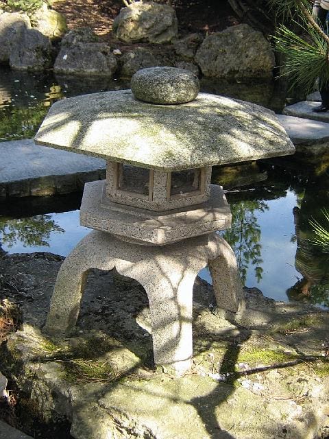 Asiengarten Tempellaterne aus Stein