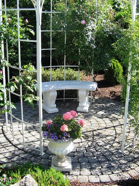 Gartenbank aus Stein