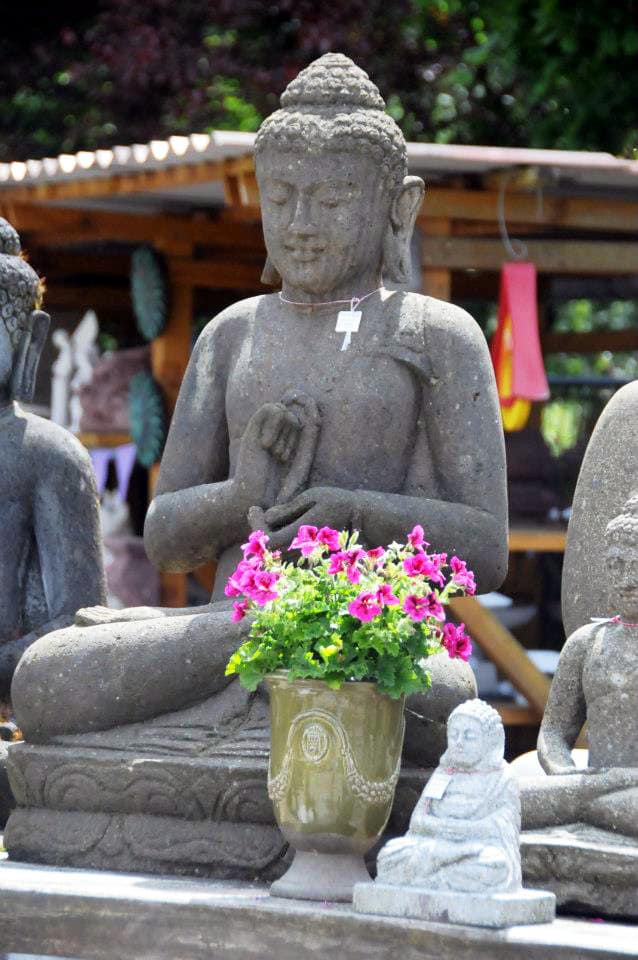Steinbuddha für Asiengarten