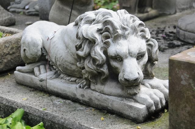 Steinlöwe liegend, Gartenfigur