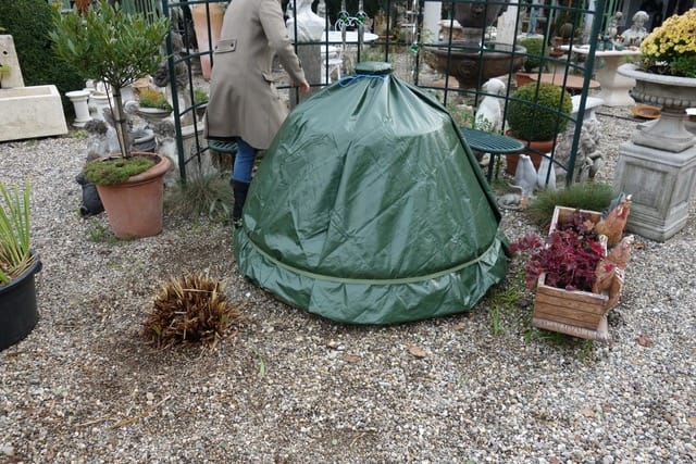 Gartenbrunnen mit Abdeckhaube