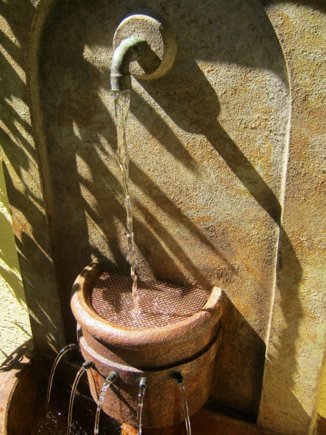 Vivanda Wall Fountain von Henri Studio