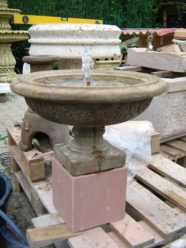 Steinvase als Springbrunnen
