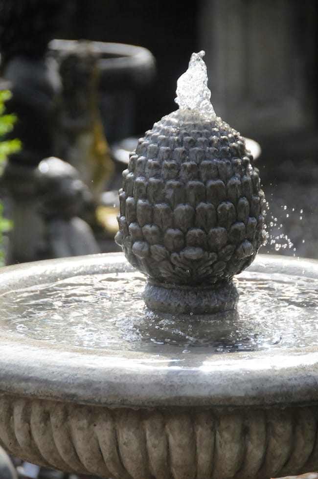 Brunnen mit Pinienzapfen BR0031
