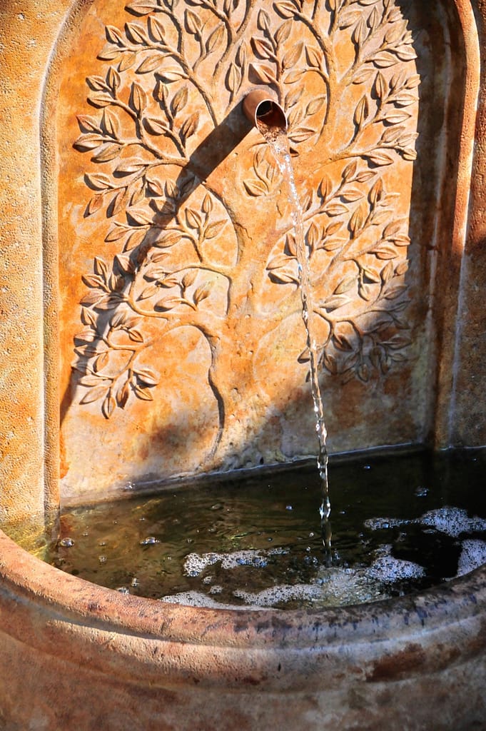 Brunnen Lebensbaum Henri Studio