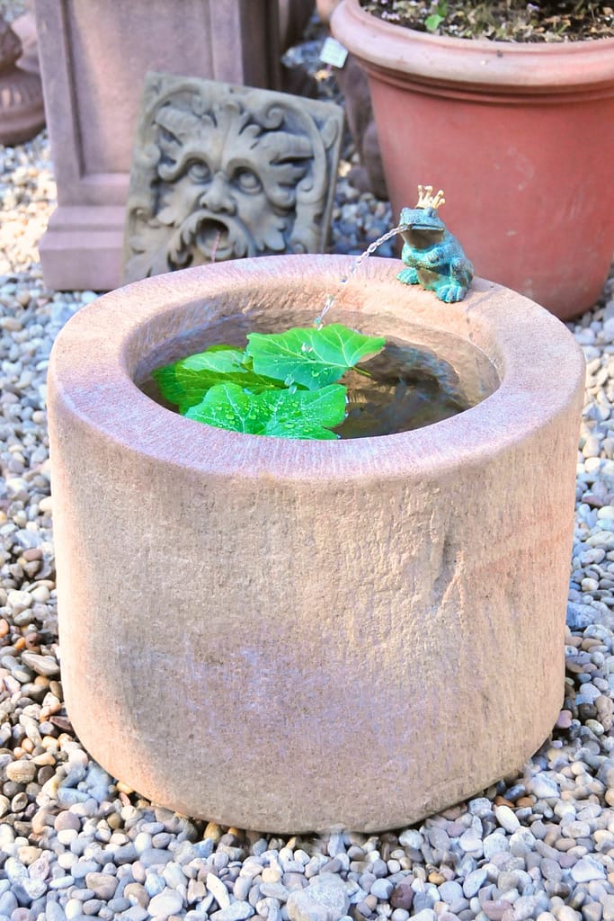 Trogbrunnen Sandstein mit Froschkönig Bronze BR0032