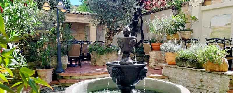 Mediterraner Innenhof mit Löwenbrunnen Carcassonne