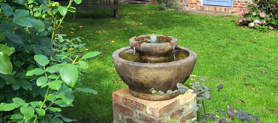 Blog Cover Kundenfot o Gartenbrunnen Riva BR4358 Kundenfoto