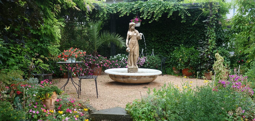 Gartenbrunnen Viterbo mit Steinstatue