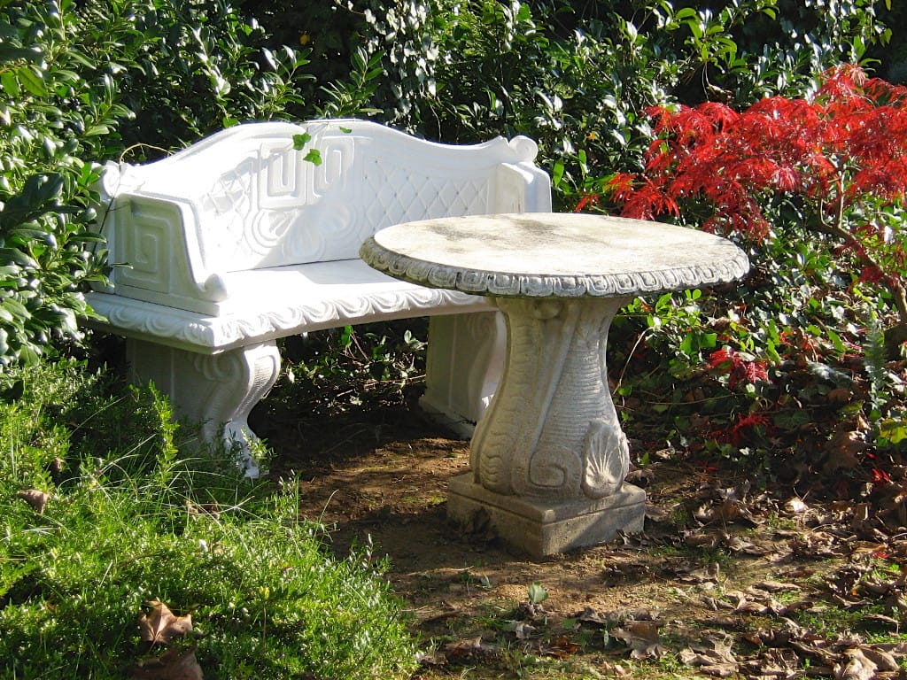 Gartenbank aus Stein mit Steintisch