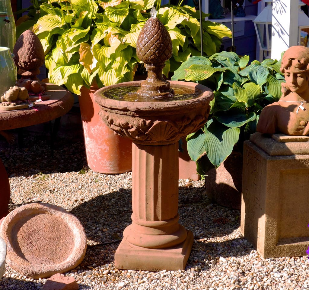 kleiner Springbrunnen mit Pinienzapfen