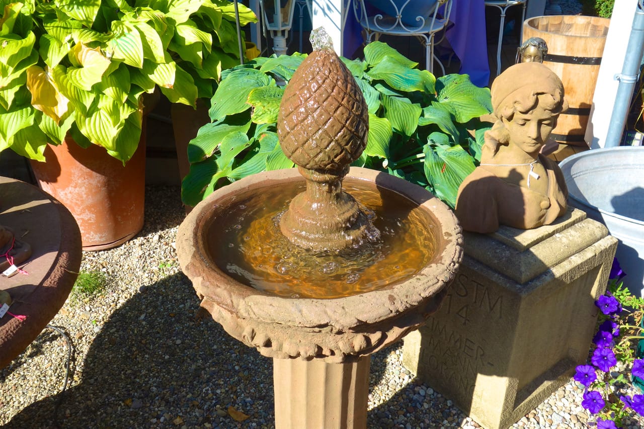 Gartenbrunnen mit Pinienzapfen