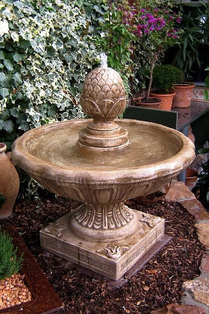 klassischer Brunnen mit Pinienzapfen BR0019