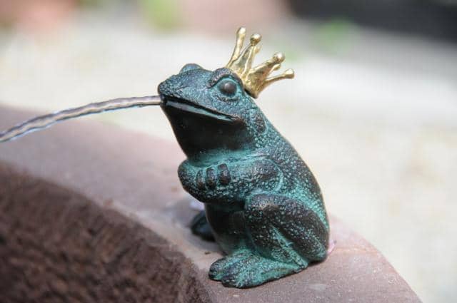 Bronze Froschkönig klein A006