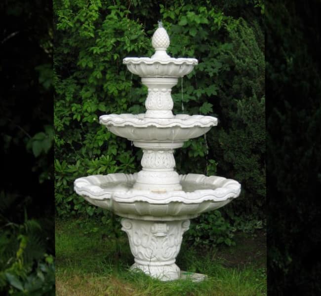3-stufiger Gartenbrunnen im Barockstil
