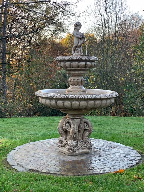 Gartenbrunnen barock mit Delfinsockel