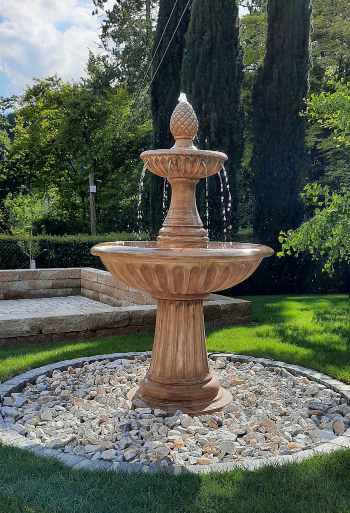 Springbrunnen Evian auf geplastertem Brunnenrondell