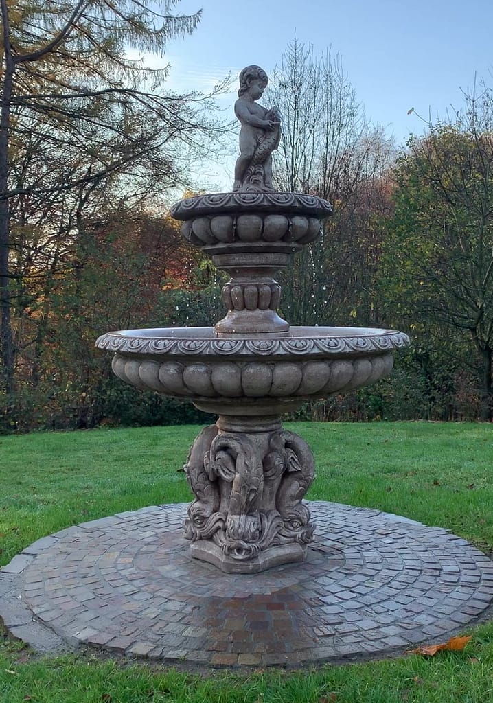 Gartenbrunnen barock mit Delfinsockel
