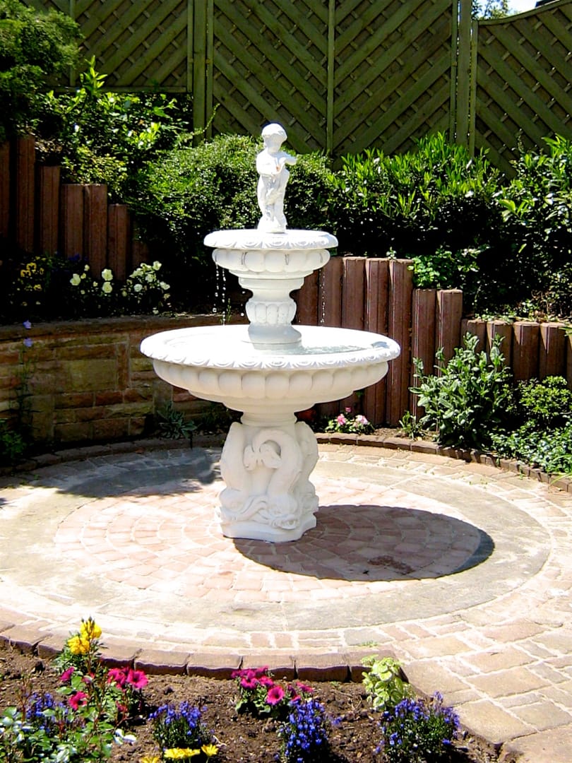 barocker Gartenbrunnen weiss