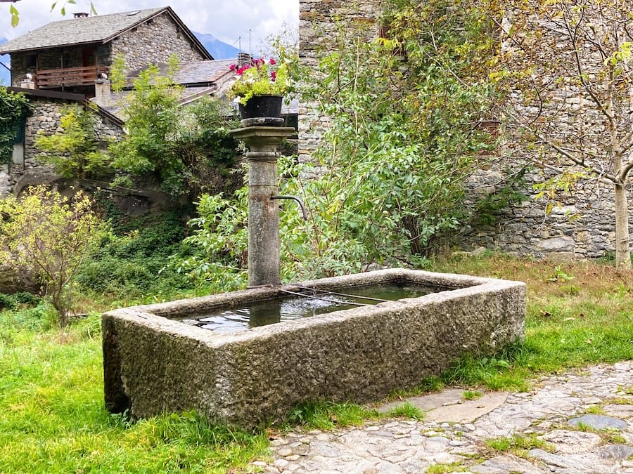 Antiker Trogbrunnen in Uschione